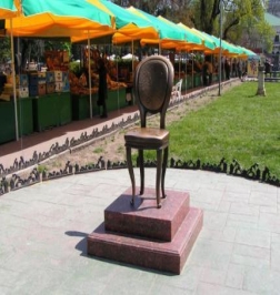 Памятник 12ому стулу в Одессе